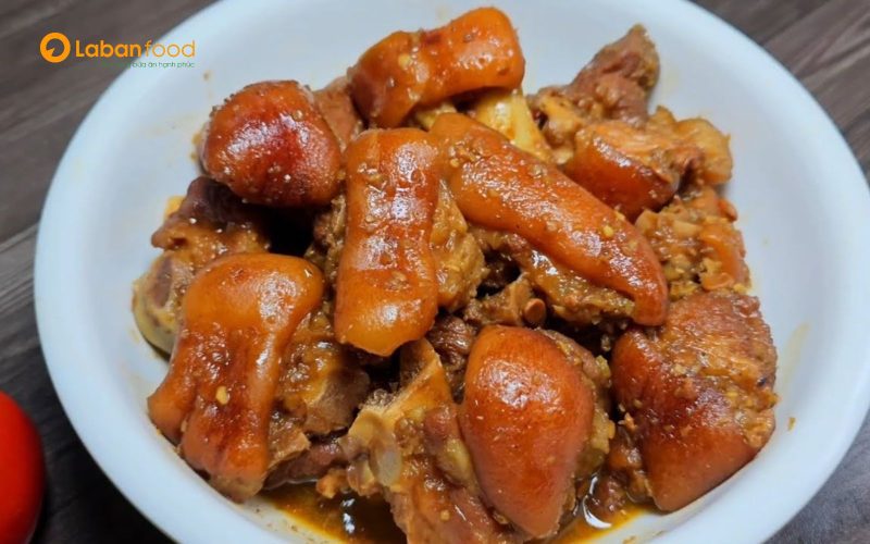 Thịt chân giò xào cay hao cơm nhất trong các món chế biến từ thịt chân giò lợn