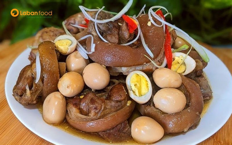 Thịt chân giò nấu gì ngon, đổi vị cho gia đình với thịt chân giò kho trứng cút