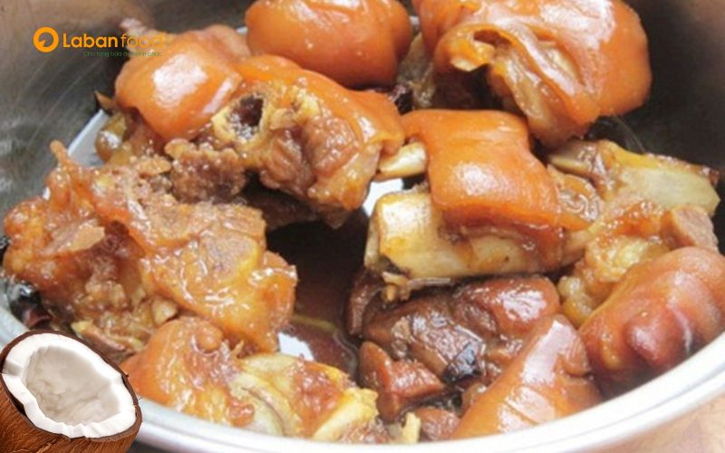 Không sợ bữa cơm nhàm chán lặp đi lặp lại với bắp giò heo khìa nước dừa từ danh sách các món chế biến từ thịt chân giò lợn