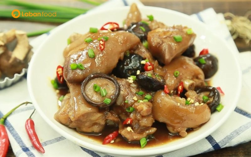 Thịt chân giò nấu gì? Thử chế biến bắp giò heo hầm nấm thơm mềm, thanh đạm cho cả gia đình