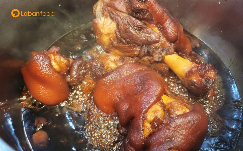 Chân giò hầm thảo mộc