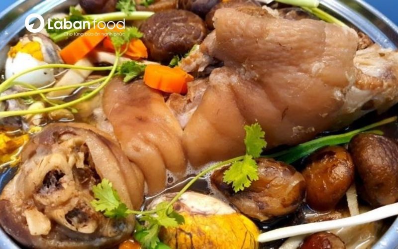 Bắp giò heo hầm thuốc bắc