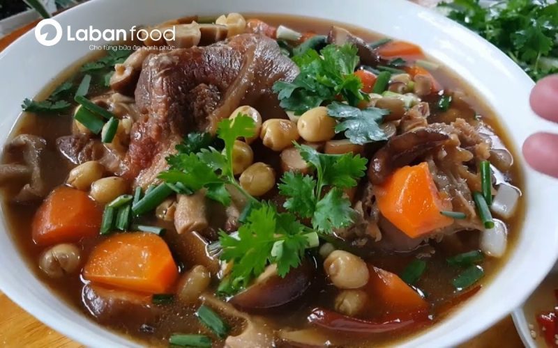 Bắp giò hầm hạt sen