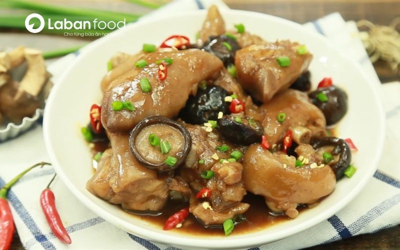 Bắp giò hầm nấm thơm ngon, dưỡng chất