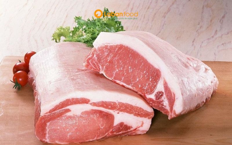 Thịt heo tươi ngon với màu sắc đỏ đặc trưng, không hôi tanh