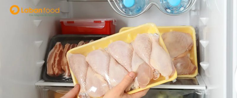 Đưa thịt gà vào tủ đông là phương pháp bảo quản đúng chuẩn