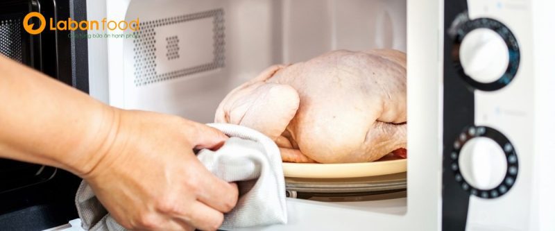 Rã đông thịt gà nhập khẩu bằng lò vi sóng