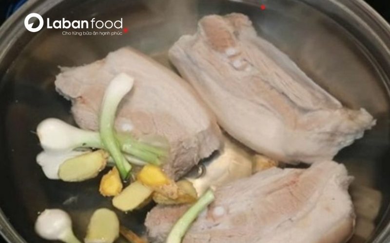 Cách luộc thịt chuẩn để da giòn, thịt săn