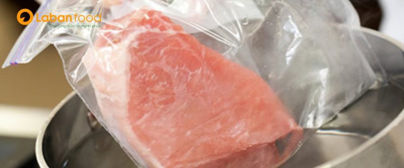 Rã đông thịt heo bằng nước lạnh