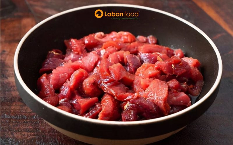 Bò lúc lắc dùng thịt gì? Ướp thịt đủ thời gian giúp món ăn thêm ngon miệng