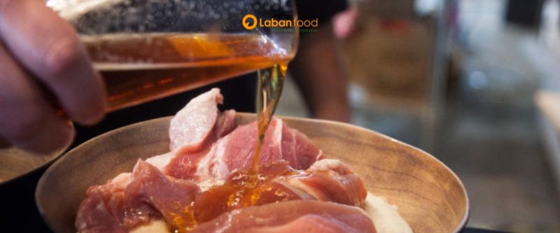 Cách khử mùi hôi thịt bò: Khử mùi bằng rượu vang