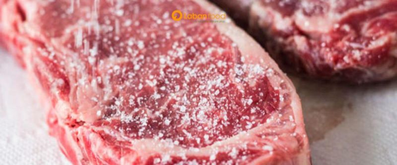 Cách khử mùi hôi thịt bò: Khử mùi hôi thịt bò bằng muối