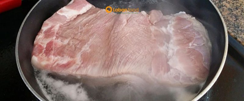 Cách khử mùi hôi thịt bò: Chần thịt bằng nước sôi