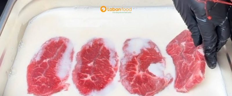 Cách khử mùi hôi thịt bò: Khử mùi thịt bò bằng sữa tươi không đường