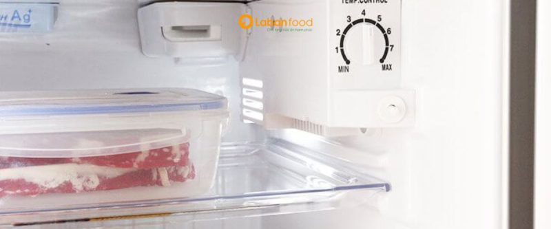 Rã đông thịt bò trong ngăn mát tủ lạnh