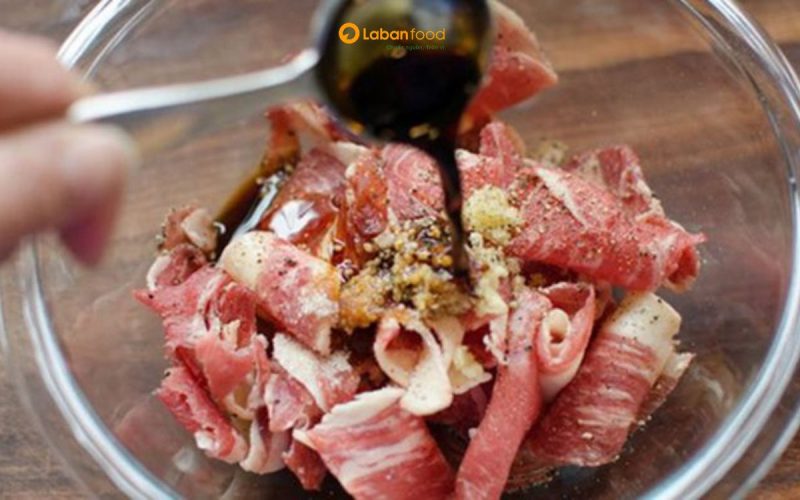 ba chỉ bò Mỹ xào hành tây