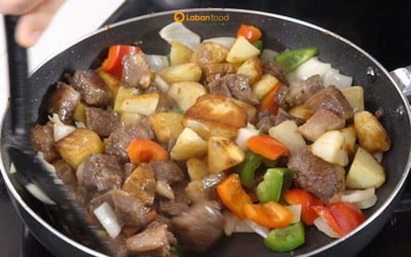 thịt bò lúc lắc khoai tây chiên
