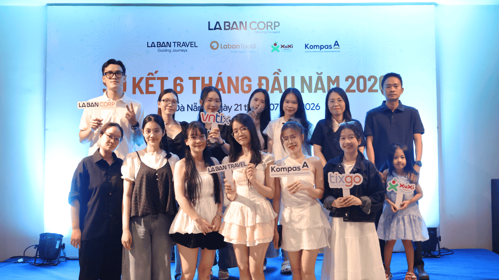 Các CBNV của La Bàn Travel trong buổi sơ kết 