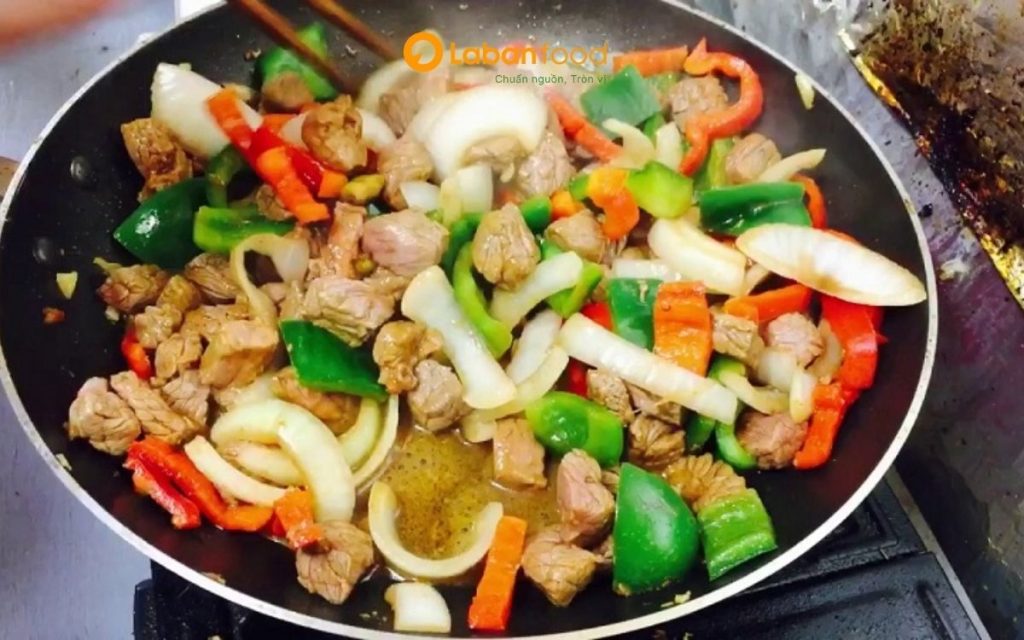 thịt gà có kỵ với thịt bò không