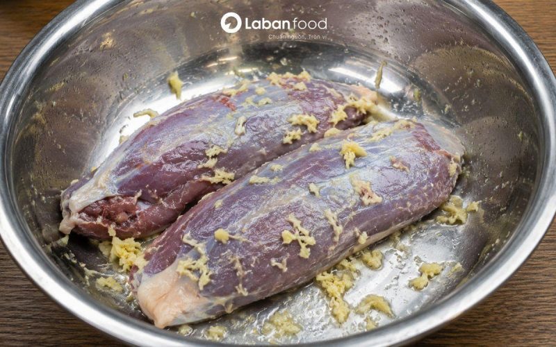 Sơ chế và bí quyết khử mùi hôi thịt trâu bằng rượu trắng, gừng cách làm bắp trâu trần