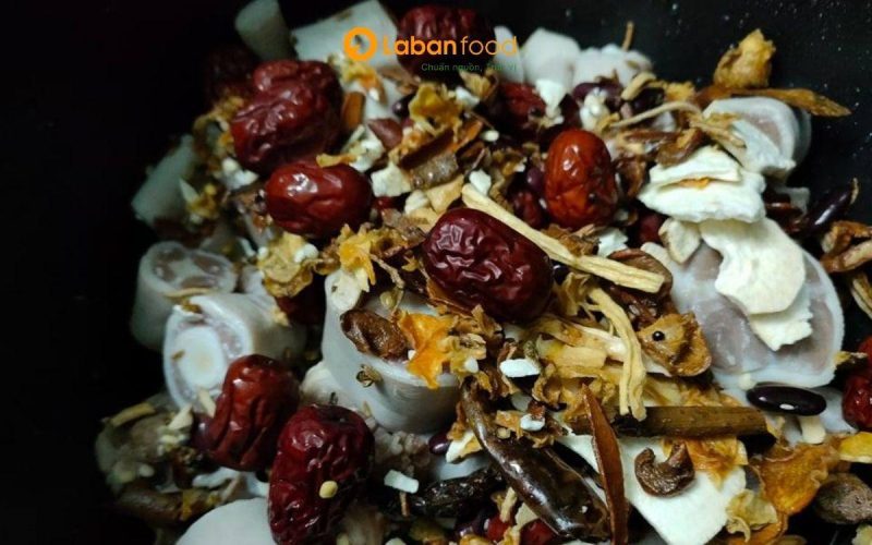 Đuôi trâu cùng thảo mộc cho vào nồi hầm. đuôi trâu hầm thuốc bắc