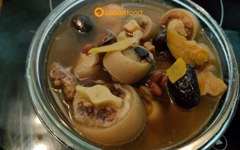 Nồi đuôi trâu hầm thuốc bắc nóng hổi với nước dùng trong. cách làm đuôi trâu hầm thuốc bắc
