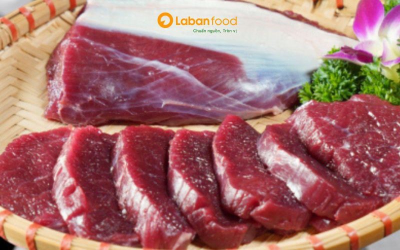 Nạc thăn trâu tươi ngon với màu đỏ sẫm đặc trưng và thớ nạc to. cách ướp thịt trâu mềm