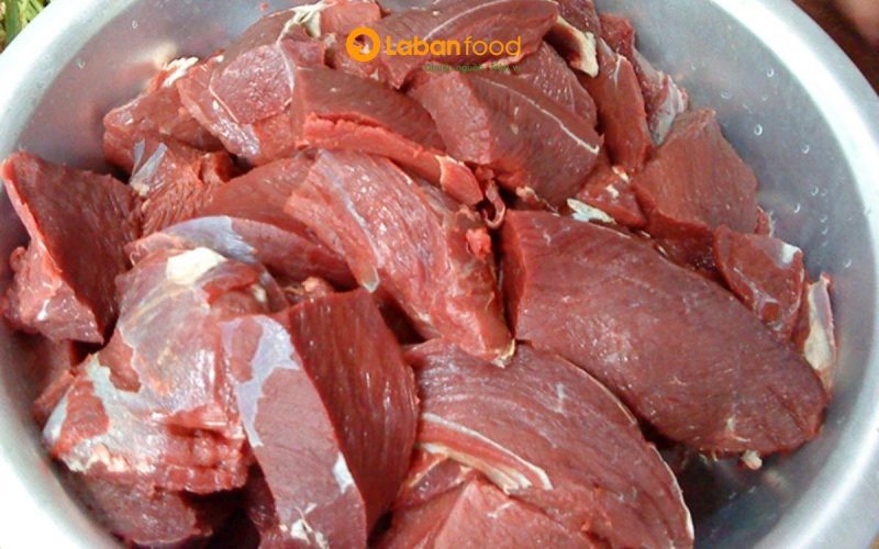 Làm sạch và sơ chế thịt trâu là bước đệm quan trọng. cach uop thit trau mem
