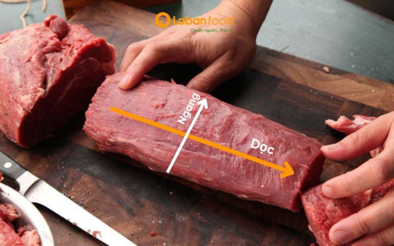 Kỹ thuật cắt ngang thớ thịt để thịt mềm, không bị dai. cách ướp thịt trâu mềm