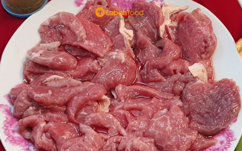 Ướp thịt trâu với dầu ăn, gừng tươi và tỏi băm để thớ cơ nở ra và khóa ẩm. cách ướp thịt trâu mềm