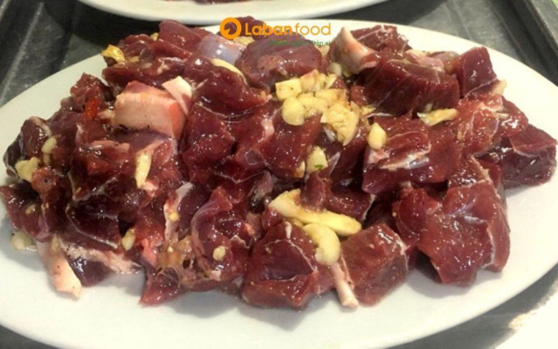 Thịt thăn trâu ướp mật ong và gia vị chuẩn bị lên vỉ than hồng. cách ướp thịt trâu mềm