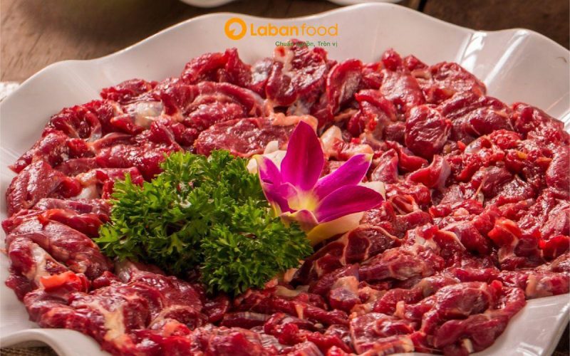 Bắp hoa trâu thái lát mỏng tang, sẵn sàng cho món nhúng lẩu mẻ. cách ướp thịt trâu mềm