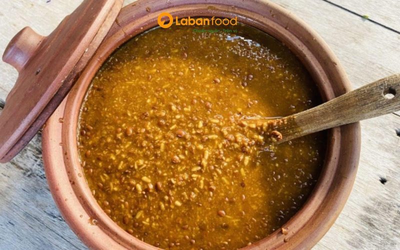 Nồi nước chấm tương bần chua ngọt, vị quê hài hòa cho món xào. cách ướp thịt trâu mềm
