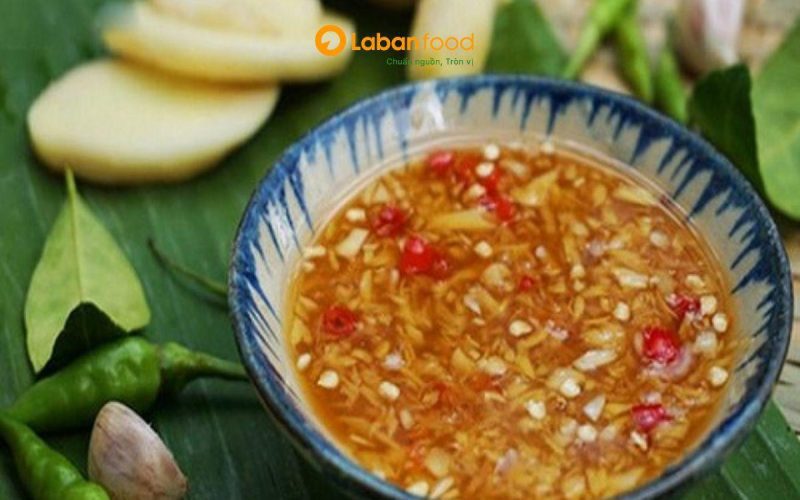 Nước mắm gừng tỏi kẹo sệt, kích thích vị giác cho món nhúng lẩu mẻ. cách ướp thịt trâu mềm