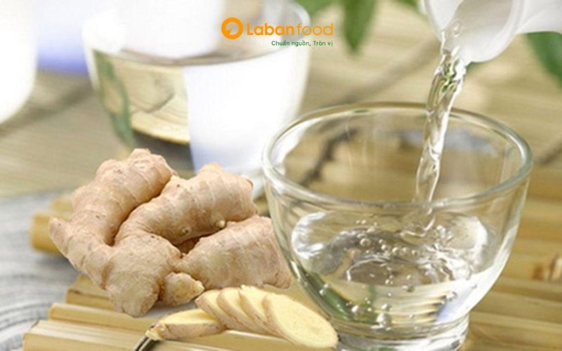 Sử dụng gừng tươi đập dập hòa cùng rượu trắng để khử sạch mùi hôi ngái đặc trưng. cách ướp thịt trâu mềm